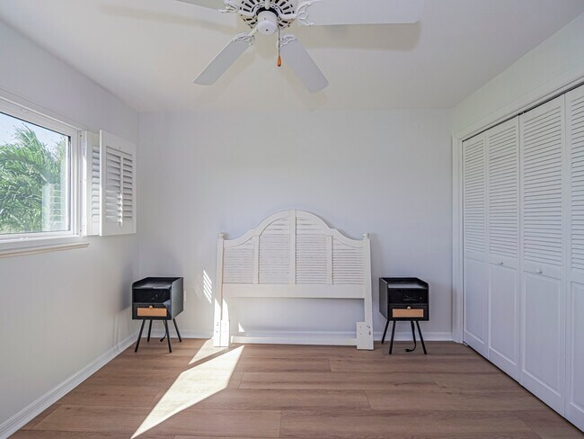 Building Photo - 4791 S Newport Island Dr