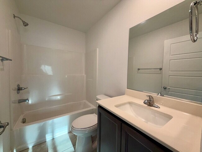 Building Photo - 3 BED 2.5 BATH 2 CAR GARAGE TOWNHOUSE IN CADENCE HENDERSON WITH LOFT