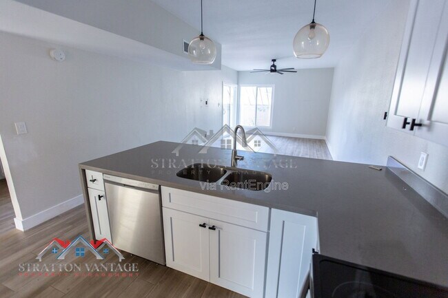 Building Photo - 712 W 14th St