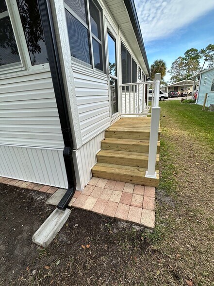 Building Photo - 547 Lake Dr