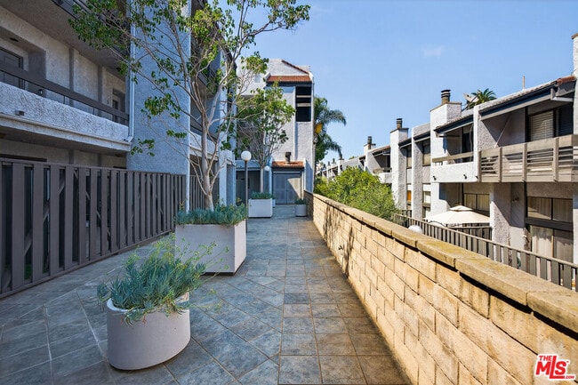 Building Photo - 1920 Pandora Ave