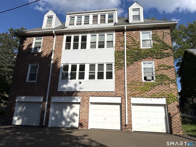 Building Photo - 512 Townsend Ave