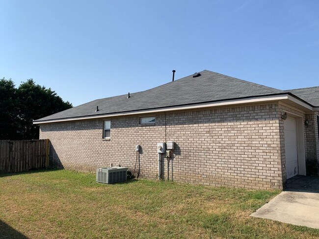 Building Photo - 225 Taylor Cir