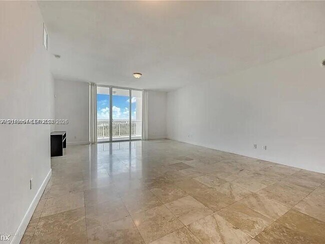 Building Photo - 14951 Royal Oaks Ln