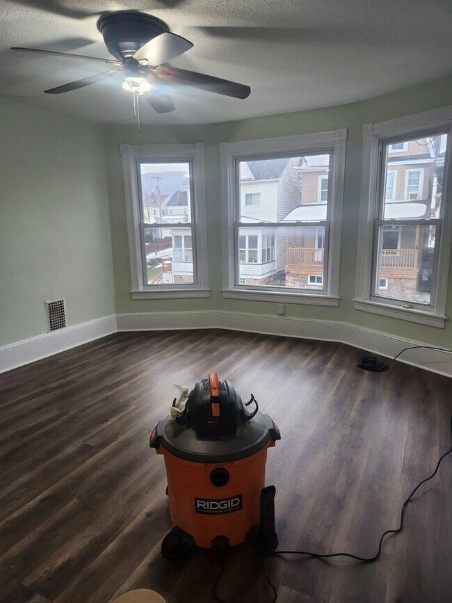 Building Photo - Beautiful 3 Br in Altoona