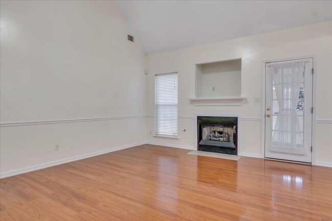 Building Photo - MOVE IN READY