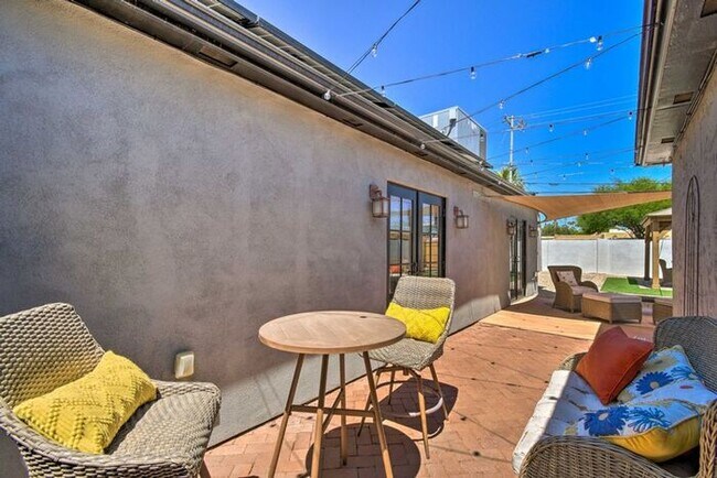 Building Photo - 4 Bed, 3 Bath, stunning home, located in t...