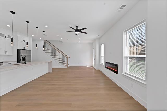 Building Photo - 302 E 7th St