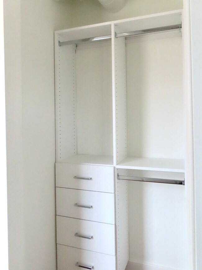 Building Photo - 2724 E Magnolia Ave