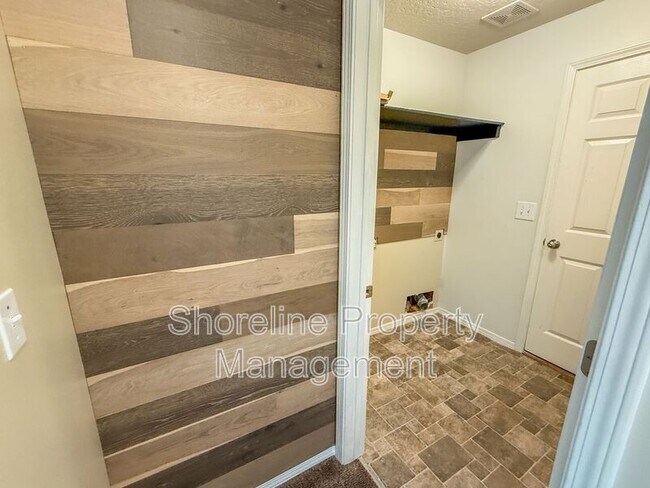 Building Photo - 3420 N Oakstone Ave