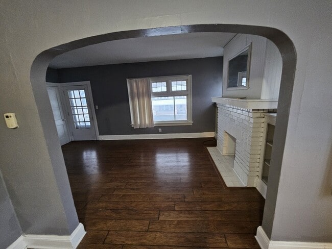 Building Photo - 4915 E 109th St