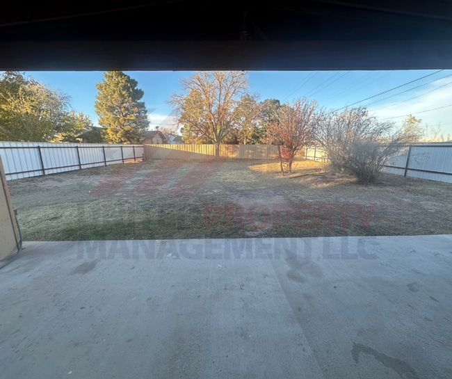 Building Photo - 3 bedroom, 2 bathroom home on large lot close to High School