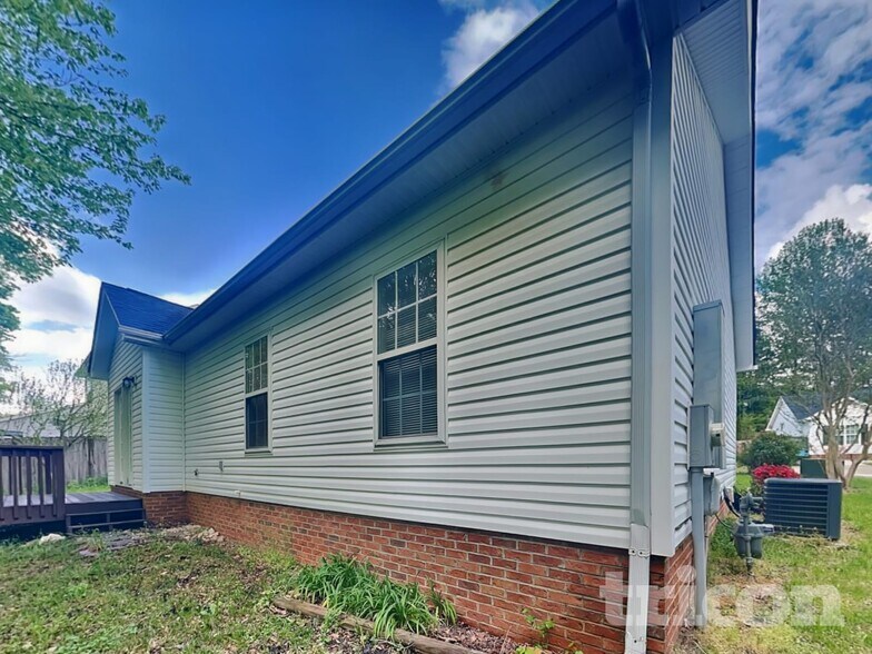 Building Photo - 705 Continental Dr