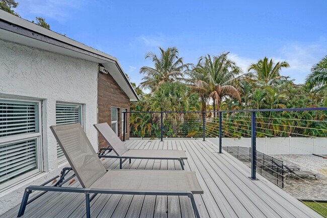 Building Photo - 311 SE 3rd Ave