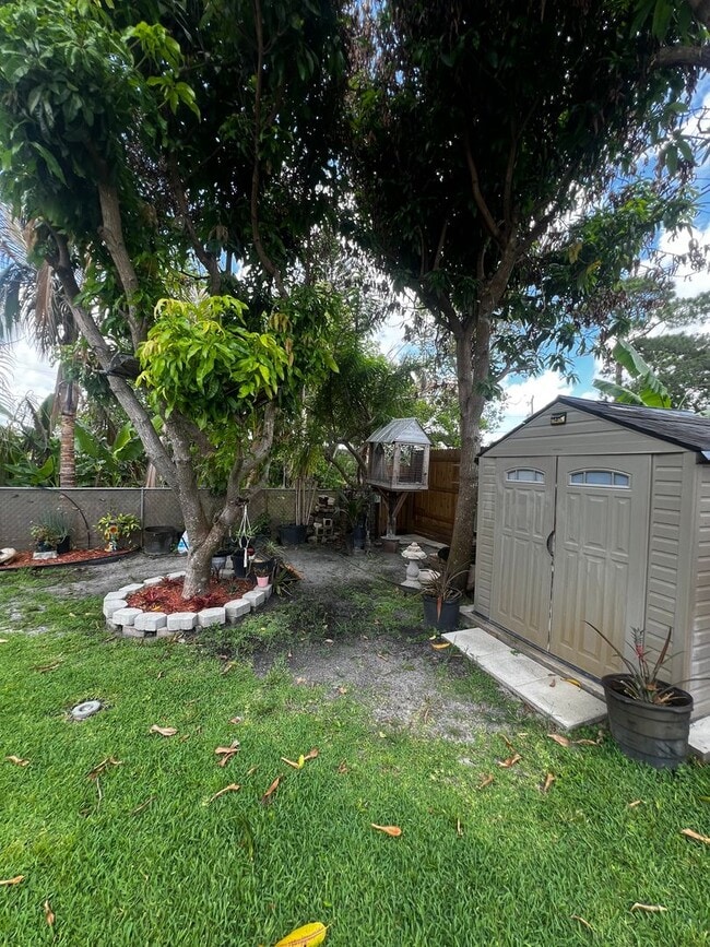 Building Photo - 3 BEDROOM 2 BATH CONVENIENTLY LOCATED WITH A TROPICAL OASIS IN THE BACK YARD!