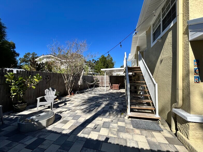 Building Photo - 203 W Crest Ave