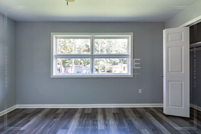 Building Photo - Charming 3-Bedroom Home with Unique Dual E...
