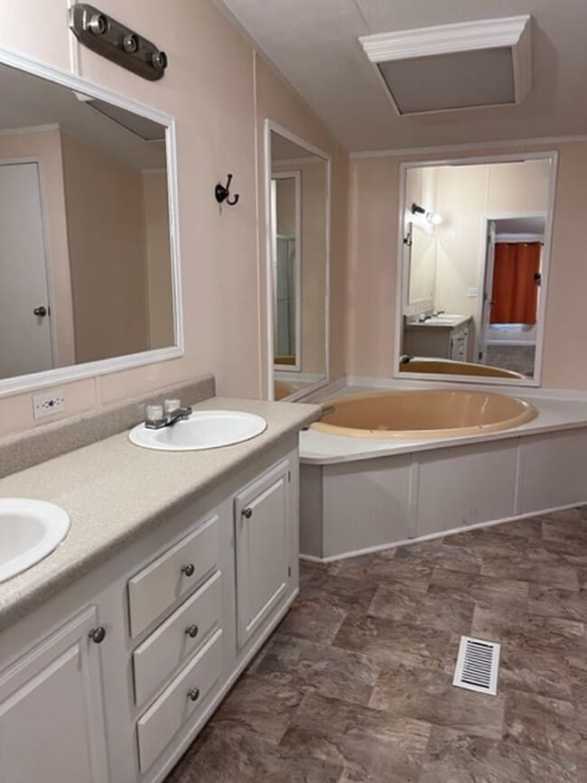 Building Photo - Large 4 Bedroom 2 bath DWMH