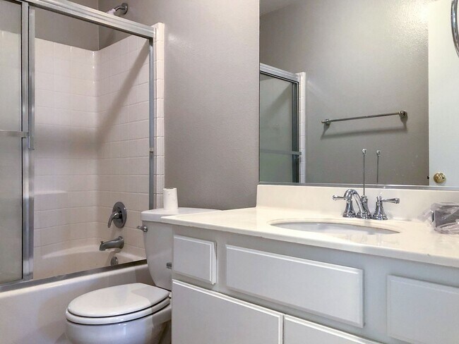 Building Photo - 3 Bedroom Home in the Desirable Paloma Del...