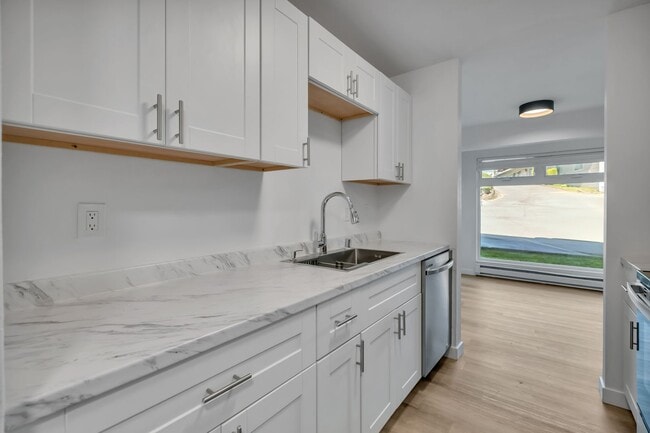 Building Photo - Light & Bright Tukwila Condo