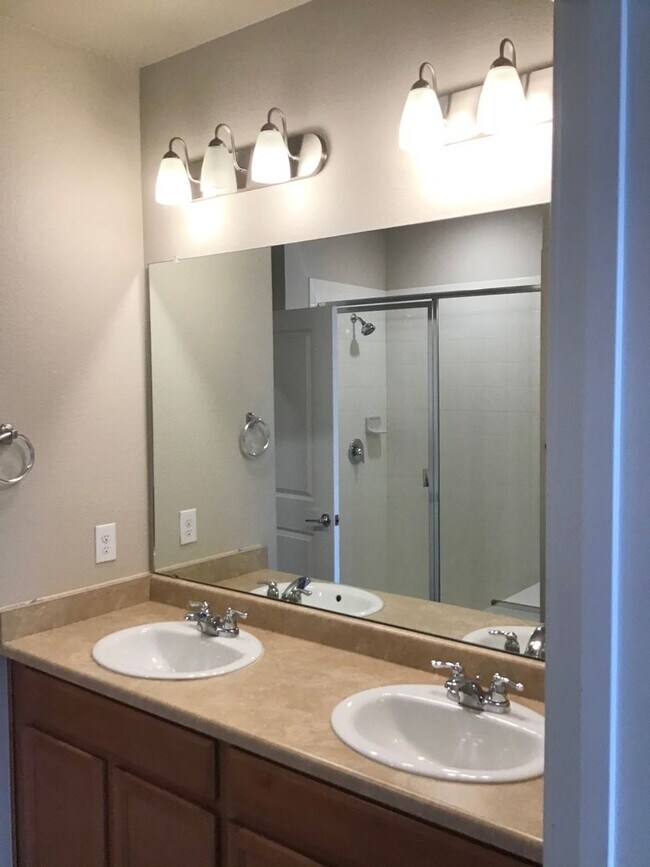 Building Photo - Wonderful 2bed 2 bath condo for rent at LI...