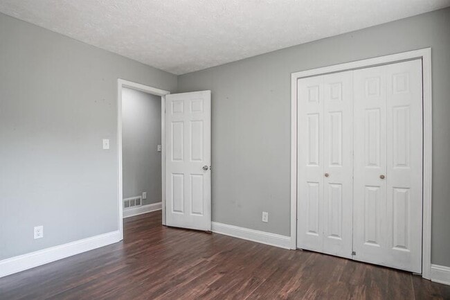 Building Photo - 3309 Poplar Dr