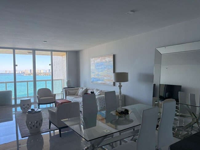 Building Photo - 2650 Lake Shore Dr