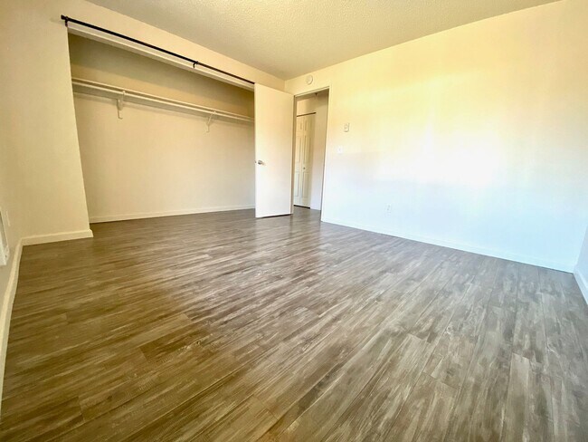 Building Photo - 924000