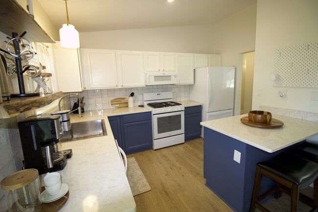 Building Photo - 2812 Stonebridge Dr