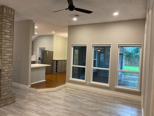 Building Photo - 2215 Mill Creek Dr