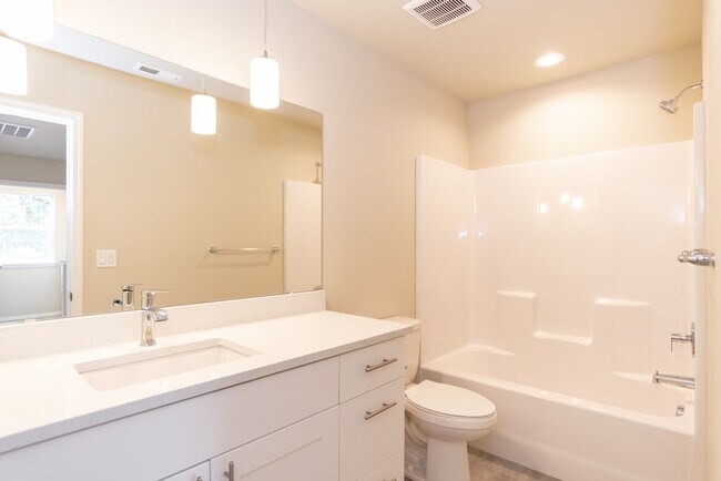 Building Photo - End-Unit Townhome in Desirable Midtown Neighborhood