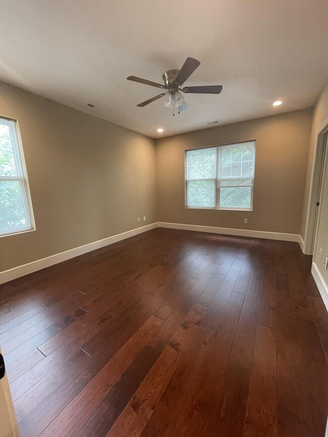 Building Photo - 1609 W 4th St