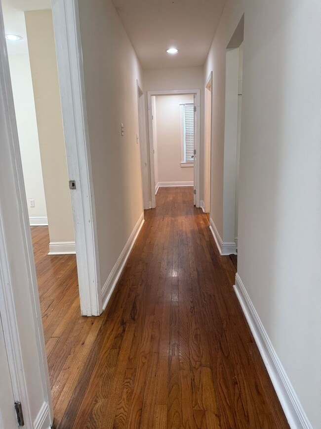 Building Photo - Updated Cottage Home in the Southdowns are...