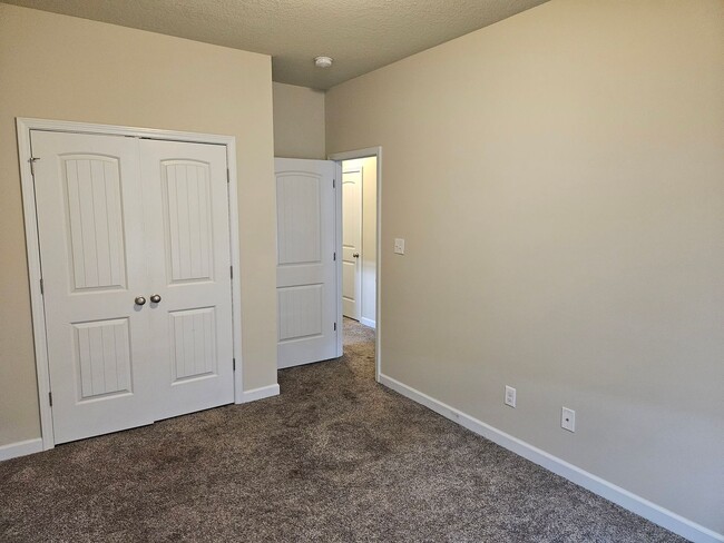 Building Photo - 3 Bedroom/2.5 Bath - Holly Ridge - The Lan...