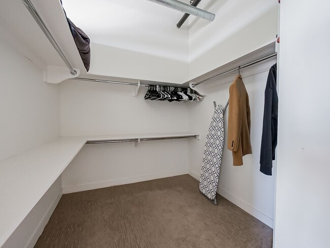 Building Photo - AVAILABLE NOW! Modern and Upscale 2-Bed Condo in Downtown Royal Oak