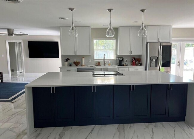 Building Photo - 1420 Lyndale Blvd