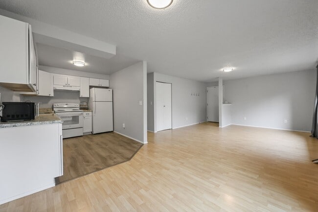 Building Photo - MOVE IN READY NOW! Normandy Park 1 level 2...