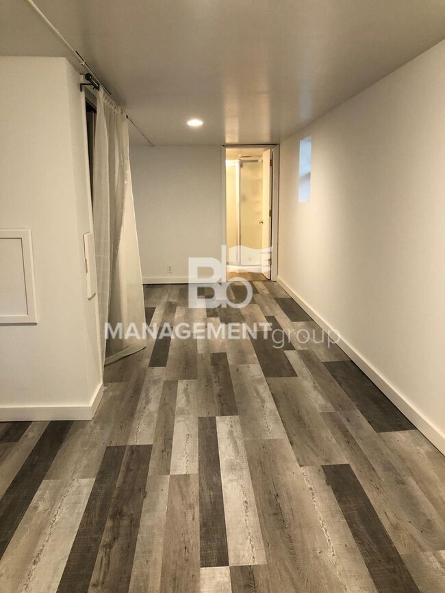 Building Photo - Updated SE Portland Basement Studio Apartm...