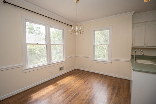Building Photo - 2220 Montclair Dr