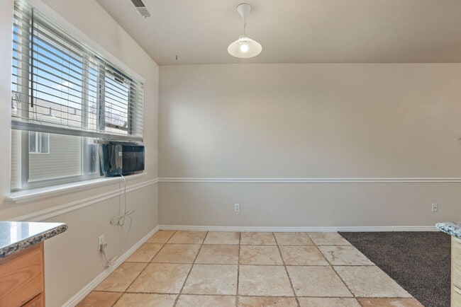 Building Photo - 2 Bed 1 Bath Upper Condo in Rexburg - with Optix internet and washer and dryer included!
