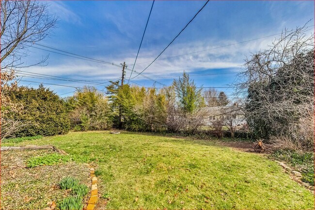 Building Photo - Fantastic in Frederick! Spacious 4 level Split -- 4 beds + 1 Full and 2 half baths