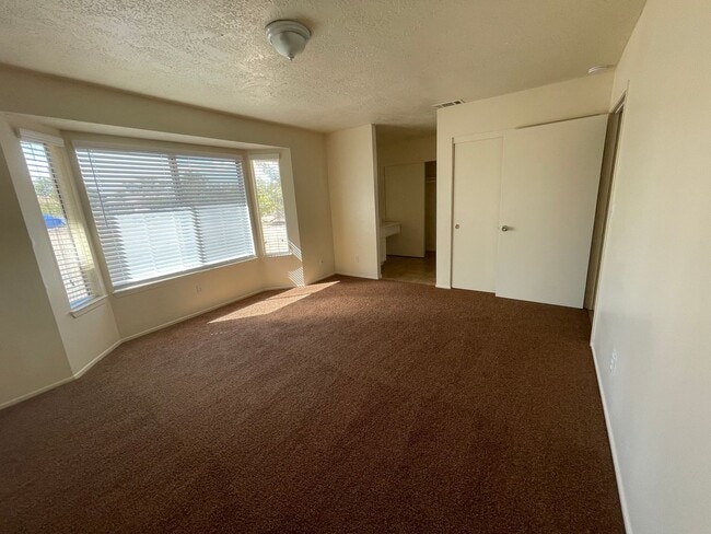 Building Photo - Hesperia-Refurbished- 3 Bedrooms, 2 Bathro...