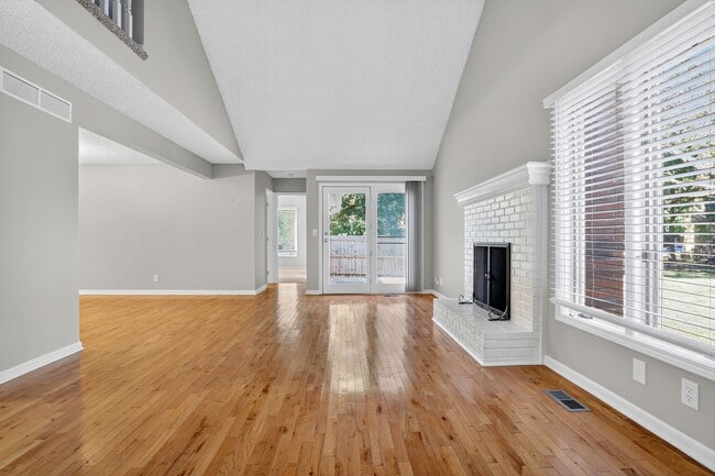 Building Photo - Renovated 3BR/2.5BA Townhome in Blue Valley Schools with Full Basement & 2-Car Garage