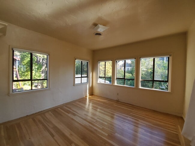 Building Photo - Top Floor Rockridge Two Bedroom Condo with...