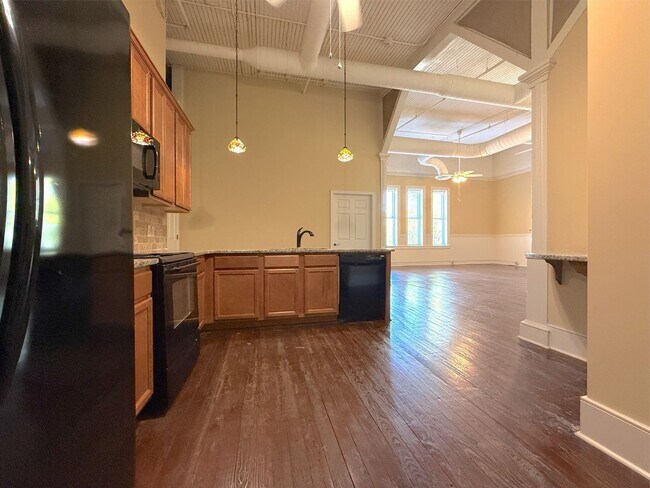 Building Photo - 484 1st St