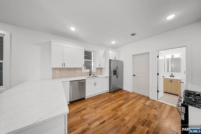 Building Photo - 319 William St