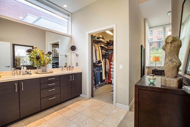 Building Photo - Modern Townhome Living in the Heart of Dow...