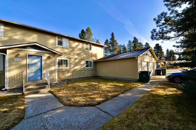 Building Photo - 2 bed 1 bath apartment (4plex building)