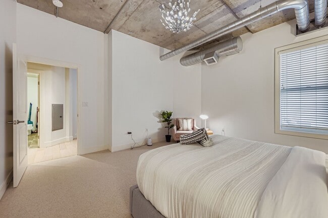 Building Photo - Modern 1 BDR in Peloton - All the Amenities