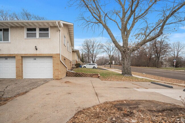 Building Photo - 248 Ruth St N